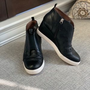 Wedged black sneaker